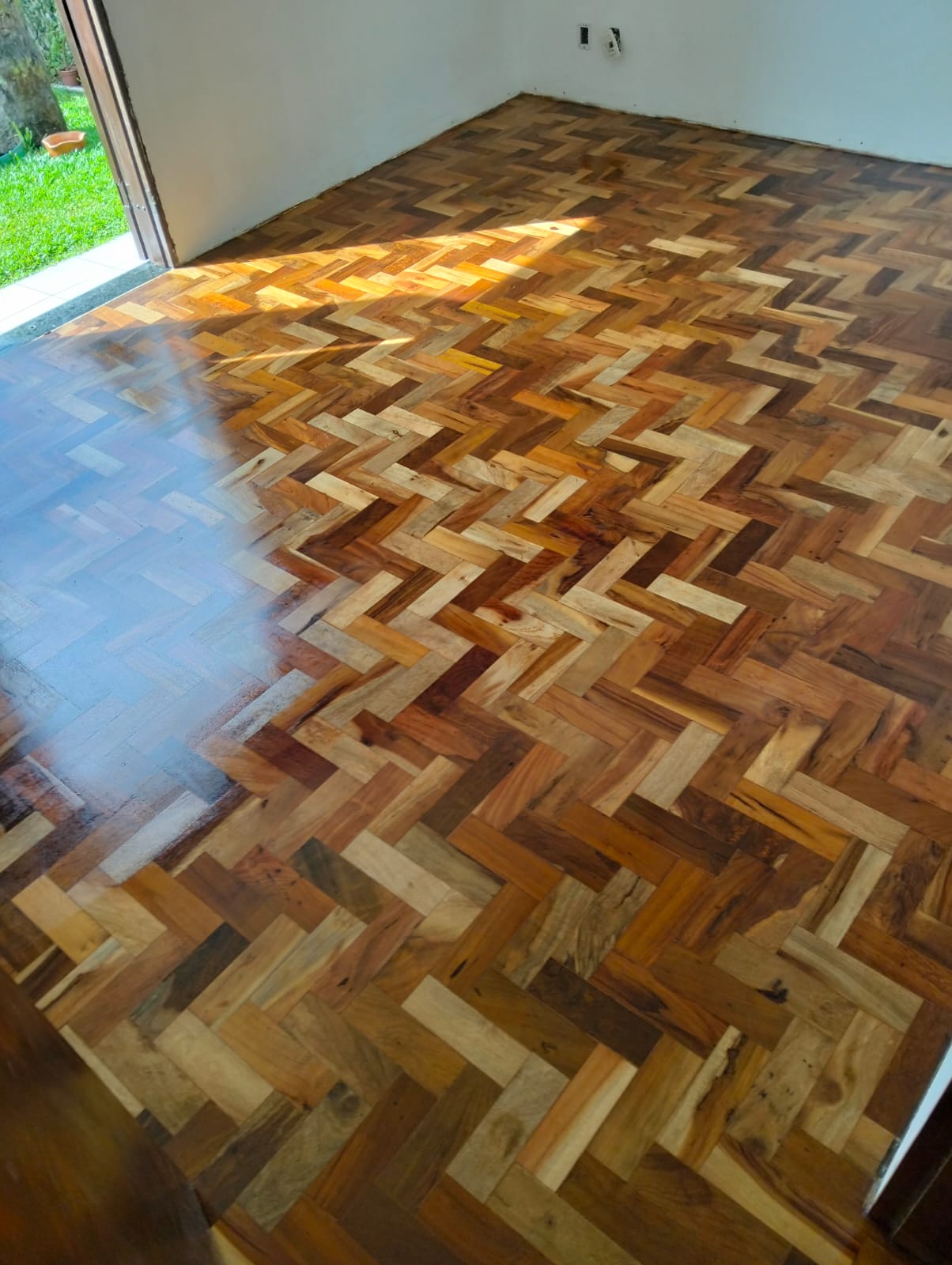 Piso de taco com acabamento espelhado e luz natural