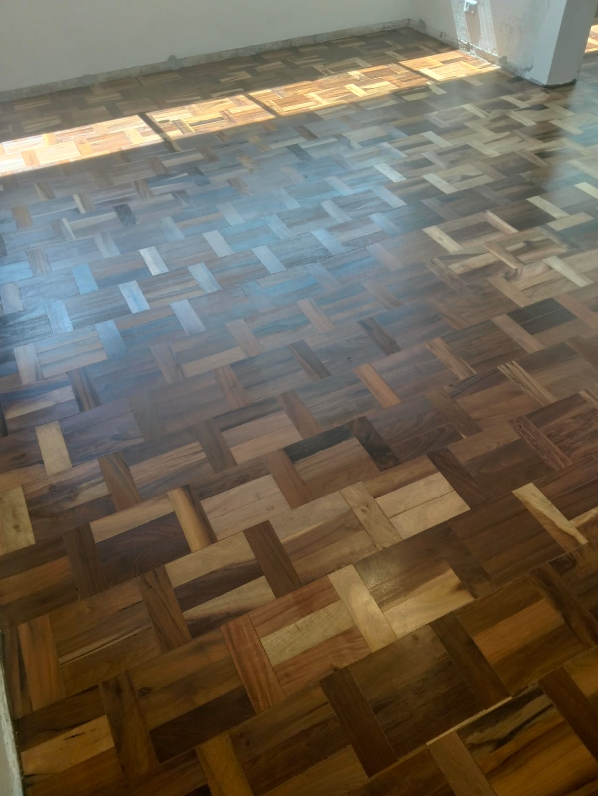 Parquet finalizado com reflexo de luz